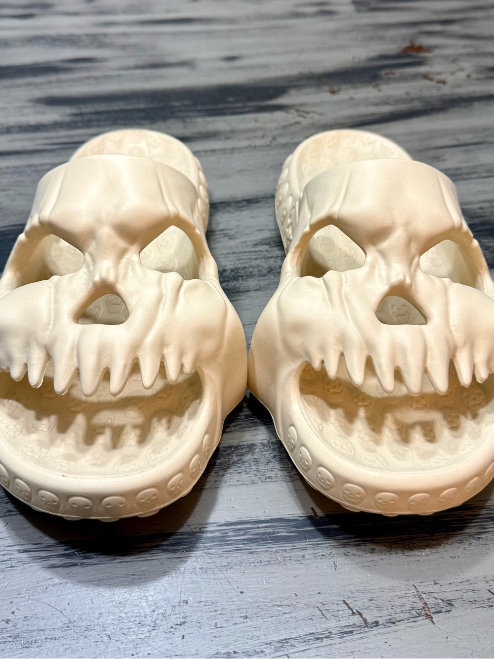 ☠️ Men’s Size 12 Skull Slide Sandals in Cream New without Tags 💀 - Picture 3 of 10